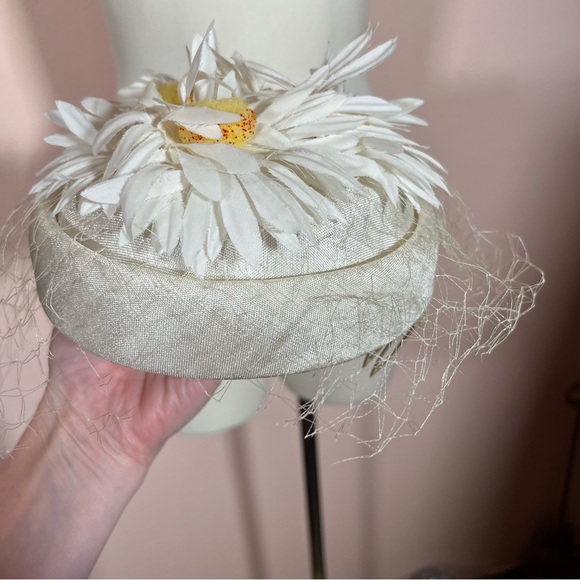 Vintage 1960\'s feminine white Daisy Derby Pill Box Hat with Net cage main image 13